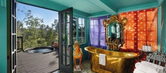 The Farmhouse with Cedar Hot Tub