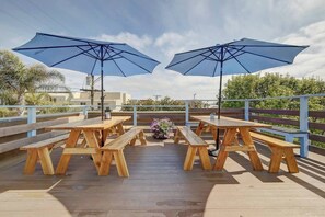 Outdoor dining - Coastal Rooftop With Views • Steps to Beach & Bay (San Diego)
