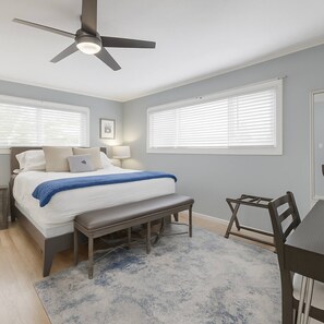 Iron/ironing board, travel cot, free WiFi, bed sheets - Steps to Beach | Rooftop Views & Free Bikes (San Diego)