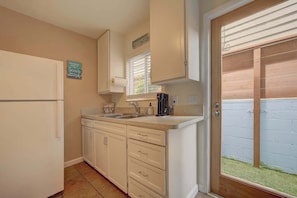 Coffee/tea maker, fridge, microwave, oven - Mission Beach King Bed + Rooftop • FREE Bikes (San Diego)