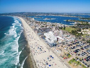 Beach - Mission Beach King Bed + Rooftop • FREE Bikes (San Diego)
