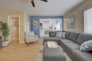 TV, offices - Rooftop Ocean Views • BBQ • FREE Bikes & Surf gear (San Diego)