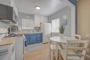 Fridge, microwave, oven, stovetop - Rooftop Ocean Views • BBQ • FREE Bikes & Surf gear (San Diego)