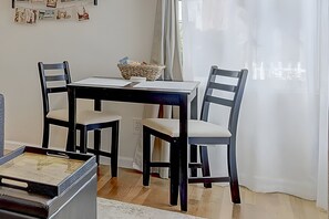 Dining - 1 Bed • Steps to Sand • A/C • Parking | Free Bikes (San Diego)