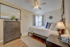 Iron/ironing board, travel cot, free WiFi, bed sheets - 1 Bed • Steps to Sand • A/C • Parking | Free Bikes (San Diego)