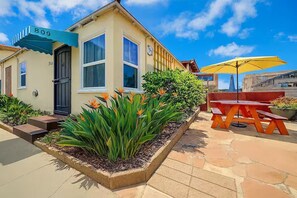 Outdoor dining - 1 Bed • Steps to Sand • A/C • Parking | Free Bikes (San Diego)