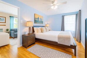 Desk, iron/ironing board, travel cot, free WiFi - Beachside Bungalow • Steps to Beach + FREE Bikes (San Diego)
