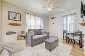 Smart TV, offices - Beachside Bungalow • Steps to Beach + FREE Bikes (San Diego)