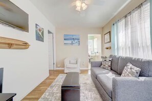 Smart TV, offices - Beachside Bungalow • Steps to Beach + FREE Bikes (San Diego)