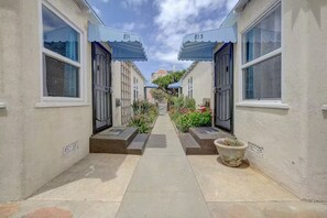 Property grounds - Beachside Bungalow • Steps to Beach + FREE Bikes (San Diego)