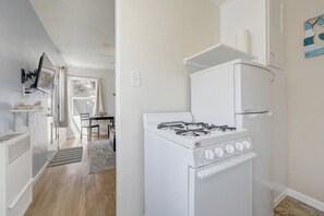 Fridge, microwave, oven, stovetop - Beachside | Garage Parking - FREE Bikes & Gear (San Diego)