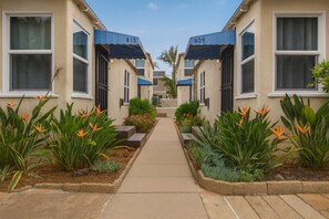 Property grounds - Beachside | Garage Parking - FREE Bikes & Gear (San Diego)