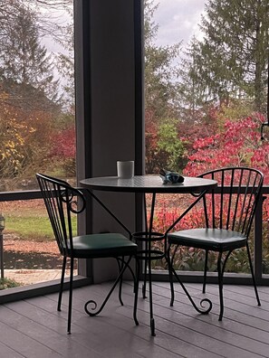 Outdoor dining - Cozy and elegant lakeside home. (Crossville)