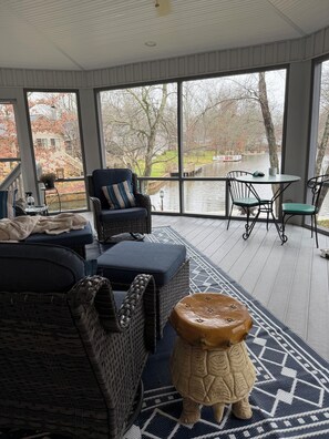 Living area - Cozy and elegant lakeside home. (Crossville)