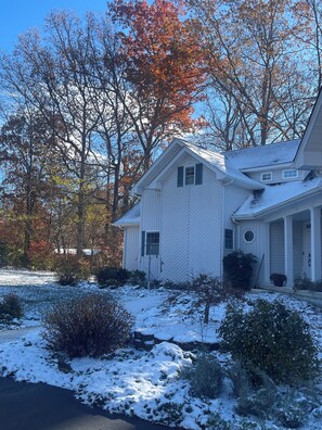 Exterior - Cozy and elegant lakeside home. (Crossville)