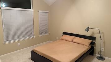 5 bedrooms, iron/ironing board, WiFi, bed sheets