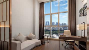 Escritorio, espacio para trabajar con laptop y wifi gratis