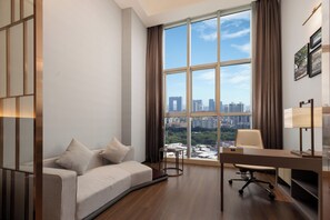 Habitación doble de lujo, vista a la ciudad | Escritorio, espacio para trabajar con laptop y wifi gratis 