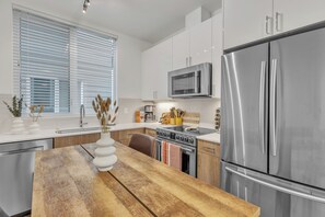 Cafetera y tetera, refrigerador, microondas y horno 
