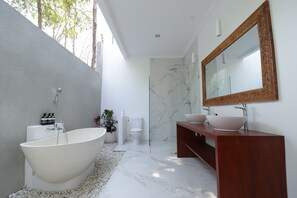 Douche, articles de toilette écologiques, sèche-cheveux, bidet
