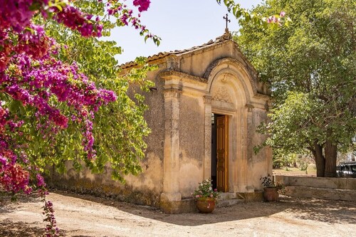 Large private villa with swimming pool in Sicily