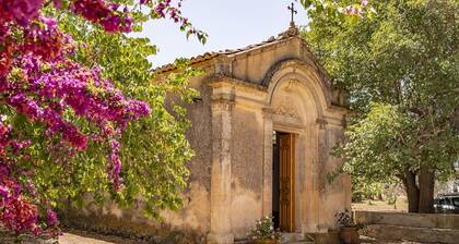 Large private villa with swimming pool in Sicily