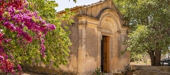 Large private villa with swimming pool in Sicily