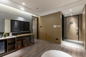 Executive Studio Suite | In-room safe, blackout drapes, soundproofing, free WiFi
