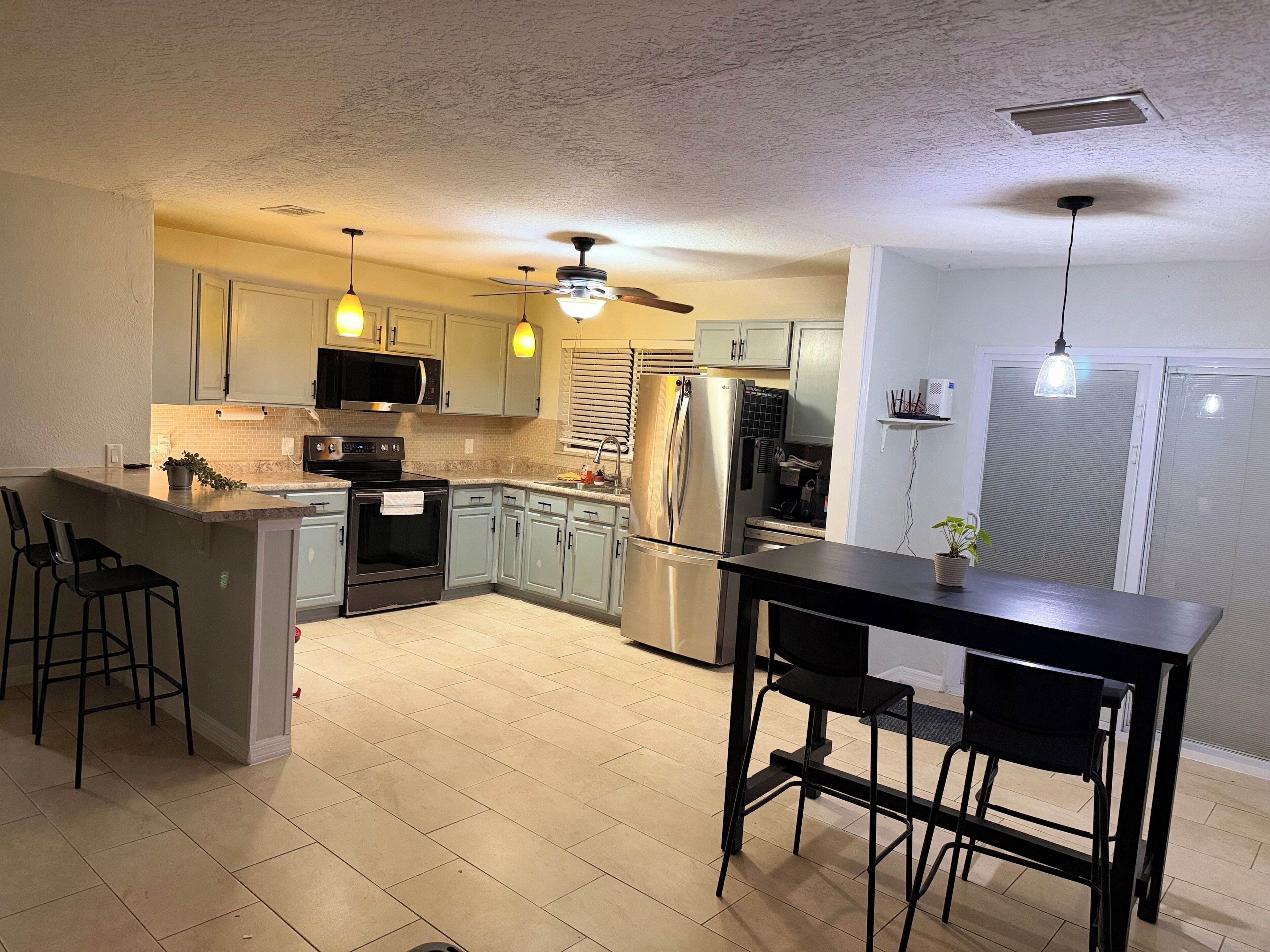 Micro-ondes, four, plaque de cuisson, lave-vaisselle