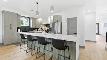 Een koelkast, een magnetron, een oven, een kookplaat