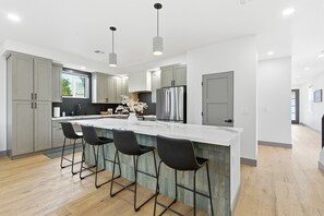 Een koelkast, een magnetron, een oven, een kookplaat