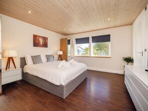 3 bedrooms, iron/ironing board, free WiFi, bed sheets - Stargaze Lodge Fritton: Luxury With Hot Tub (Fritton)