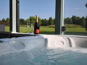 Outdoor spa tub - Stargaze | Hot Tub Lodge with Fairway Views (Fritton)