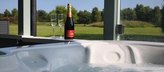 Stargaze Lodge Fritton: Luxury With Hot Tub