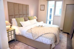 Iron/ironing board, WiFi - Crown Quarter Apartments - City View (Southampton)