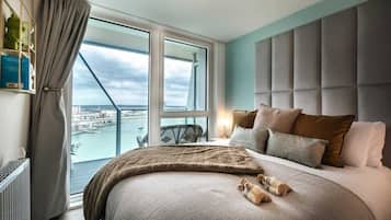 Een strijkplank/strijkijzer, wifi, beddengoed