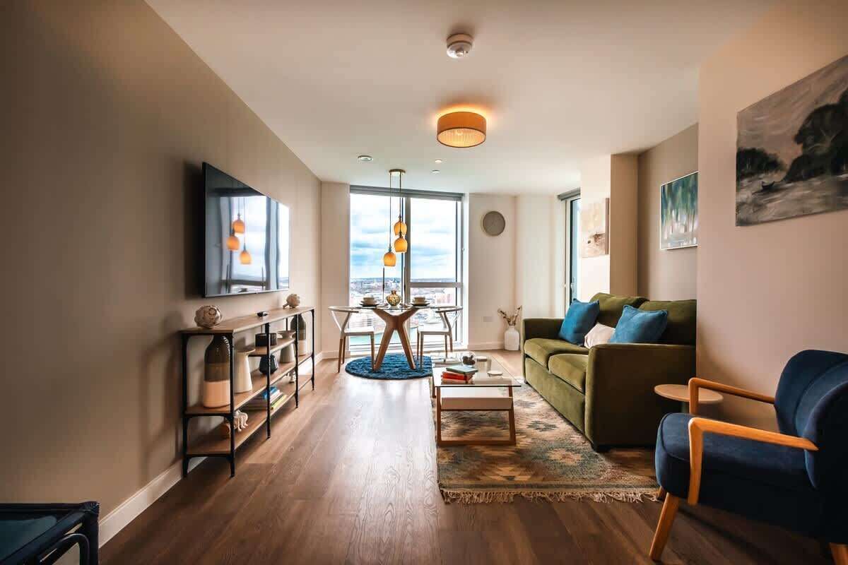 Una televisión, una oficina