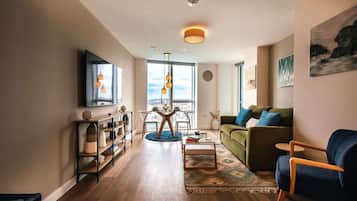 Una televisión, una oficina