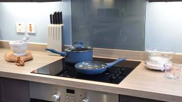 KĂŒhlschrank, Mikrowelle, Ofen, GeschirrspĂŒler