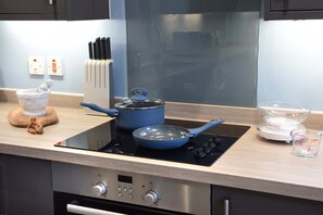 Kühlschrank, Mikrowelle, Ofen, Geschirrspüler