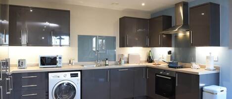 冷蔵庫、電子レンジ、オーブン、食器洗い機