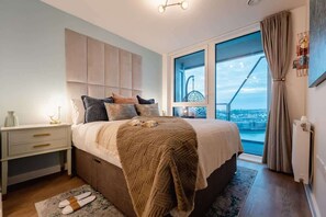 Planxa i posts de planxar, wifi i roba de llit