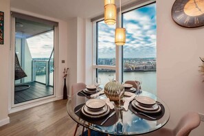 Dining - The Itchen River Apartments - River View (Southampton)