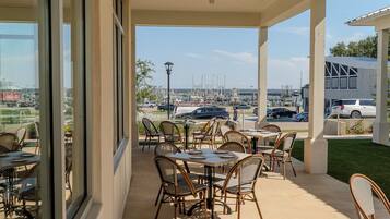 تناول الطعام بالخارج