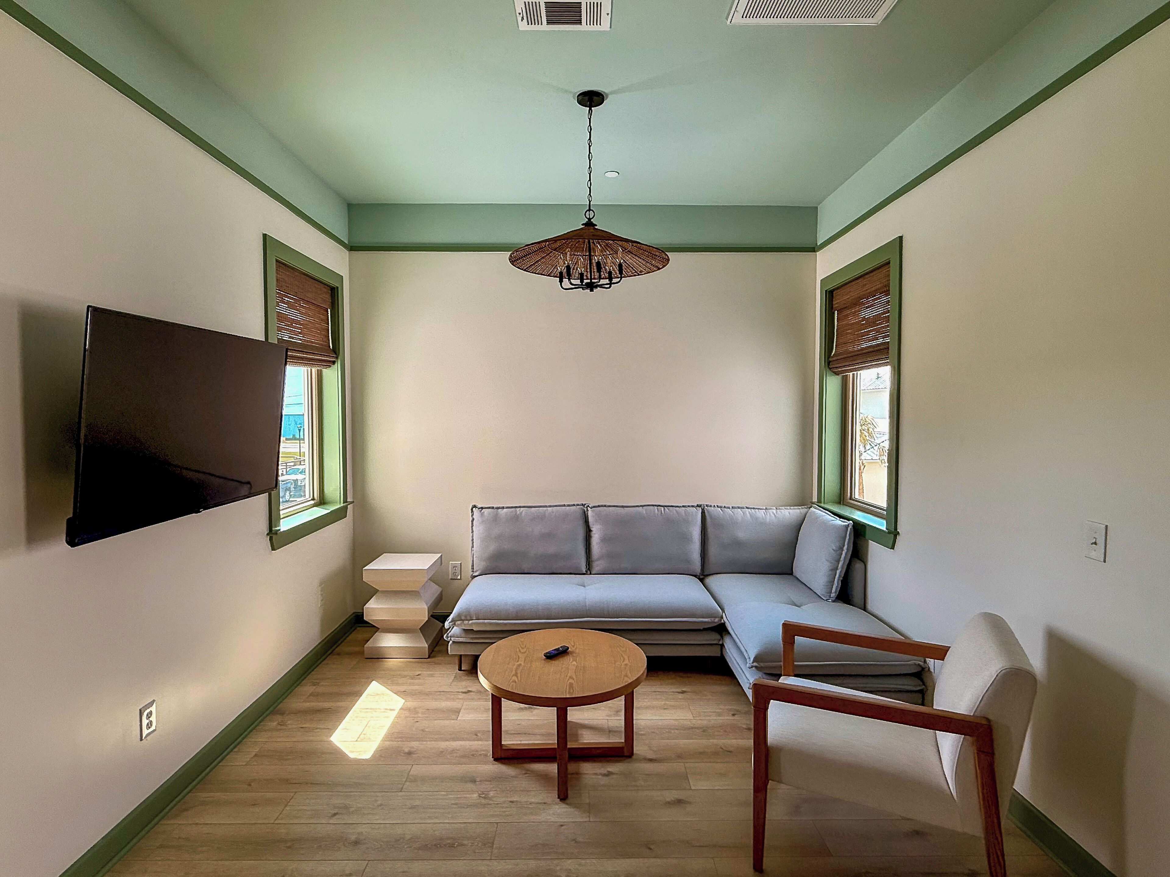 Penthouse, 1 Bedroom | Desk, laptop workspace, WiFi (free), bed sheets