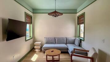 Penthouse, 1 Bedroom | Desk, laptop workspace, WiFi (free), bed sheets
