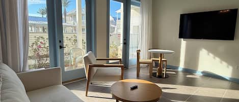 Suite, vue piscine | Coin séjour