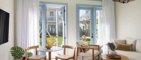 Suite, 1 Bedroom | Living area