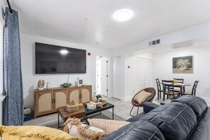 Superior Apartment, 1 Queen Bed with Sofa bed | Living area - Cozy Modern Apartment - Near Shands & VA (Gainesville)