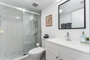 Superior appartement, 1 queensize bed met slaapbank | Badkamer